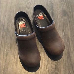 Dansko xp brown women’s clogs